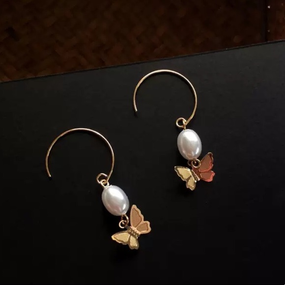 Butterfly Pearl Golden Hoop Earrings - Picture 6 of 12